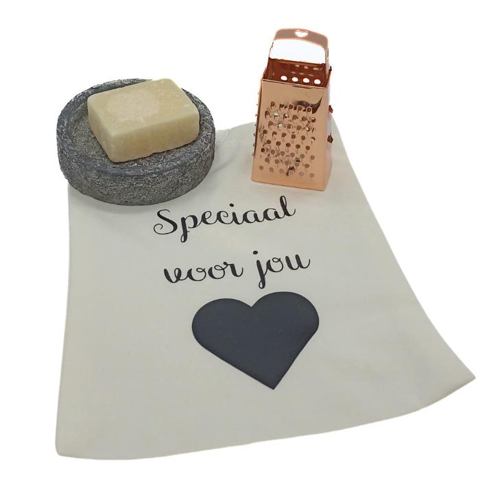 Cadeaupakket met amberblokje, rasp, schaaltje en katoenen zakje bedrukt met "Speciaal voor jou"