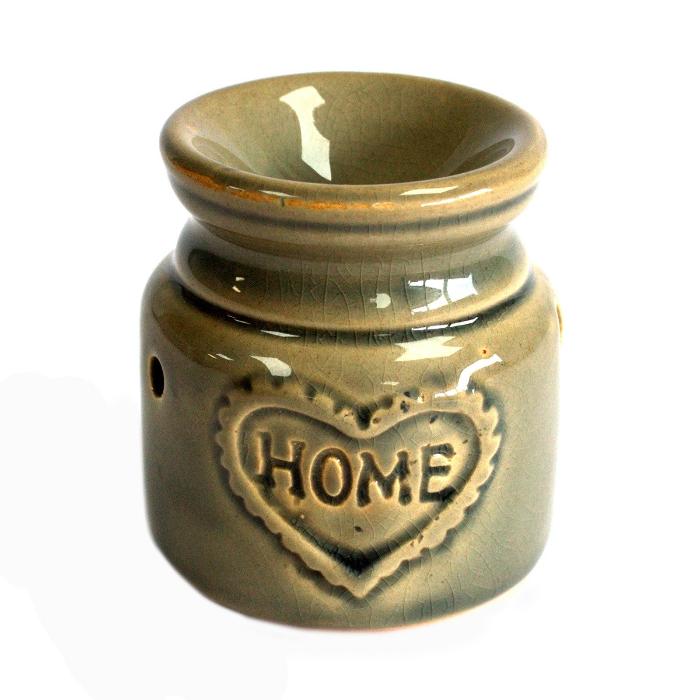 Home oliebrander groen van 7 x 7 x 7 cm, gemaakt van keramiek. Het compacte ontwerp is ideaal voor het verspreiden van geurige olie in kleine ruimtes.