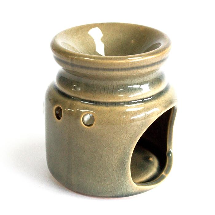 Home oliebrander groen van 7 x 7 x 7 cm, gemaakt van keramiek. Het compacte ontwerp is ideaal voor het verspreiden van geurige olie in kleine ruimtes.