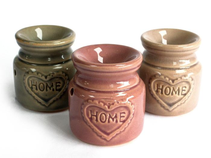 Home oliebranders van 7 x 7 x 7 cm, gemaakt van keramiek. Het compacte ontwerp is ideaal voor het verspreiden van geurige olie in kleine ruimtes.