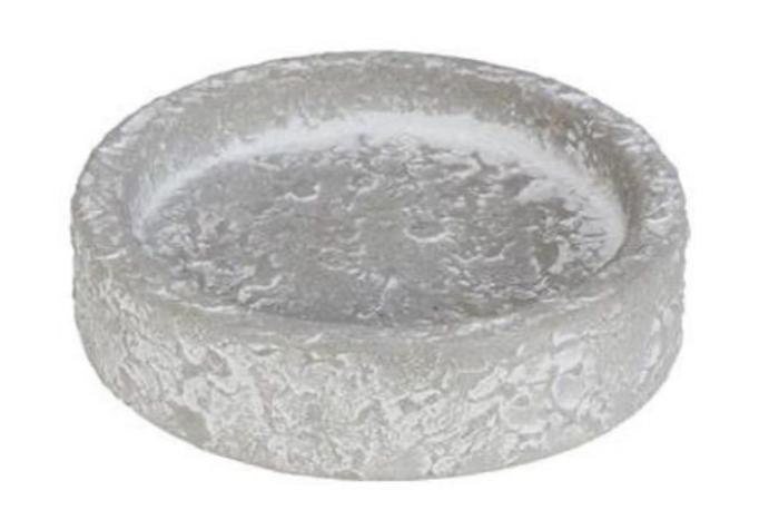 Schotel van lichtgrijs cement met afmetingen Ø8 x H2 cm. Ideaal voor het presenteren van geurige zeep, amberblokjes of als decoratief accent. Het moderne ontwerp voegt een eigentijdse uitstraling toe aan elk interieur.