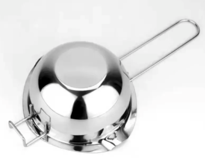 Stainless steel smeltkom, geschikt voor het smelten van was of andere materialen. De kom heeft een glad oppervlak en een robuuste, duurzame uitstraling.