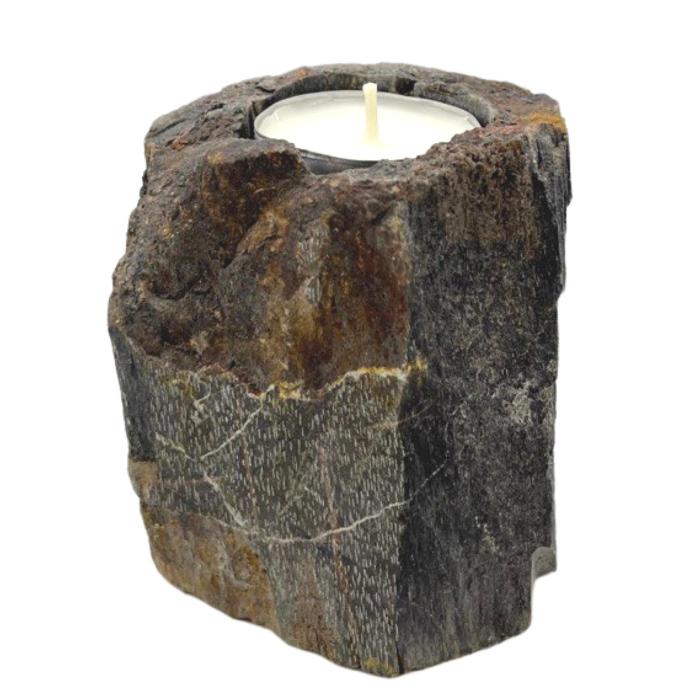 Kaarsenhouder van versteend hout, met natuurlijke patronen en een robuust design. Perfect voor het toevoegen van een unieke en warme sfeer aan je interieur.