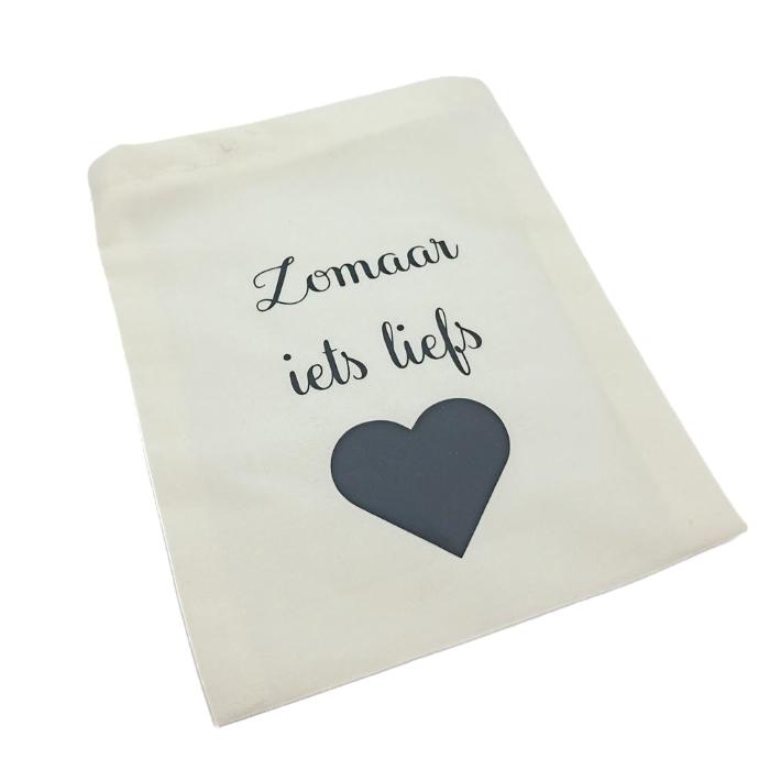 Katoenen zakje met de tekst "Zomaar iets liefs" als cadeauverpakking